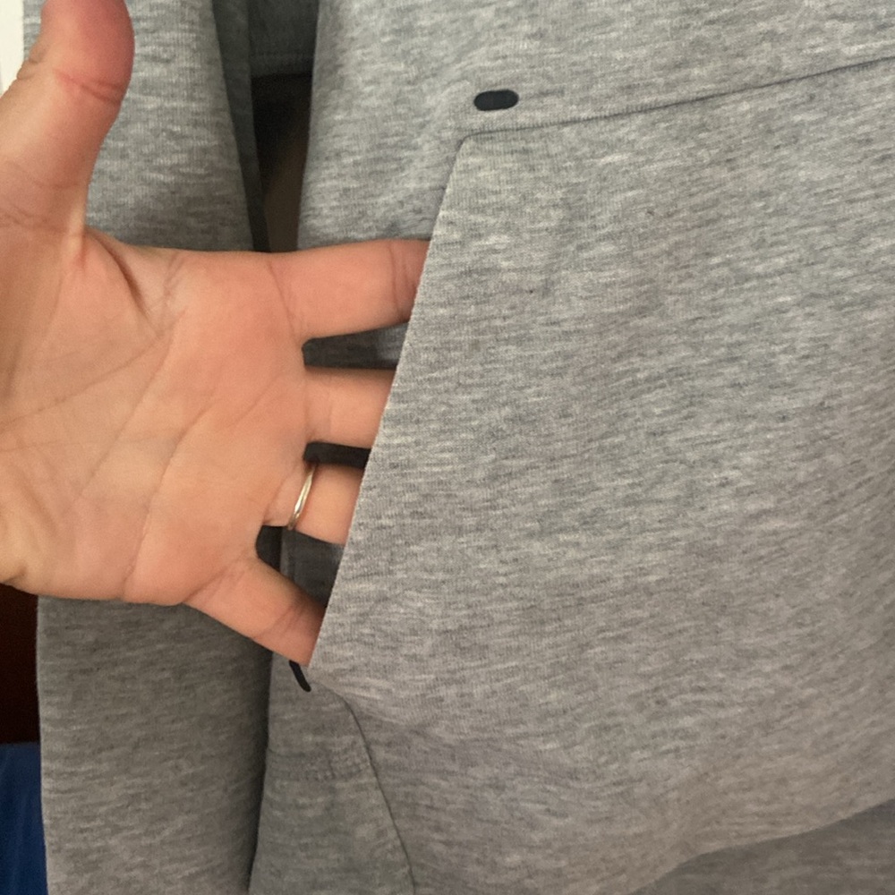 Nike Gray Zip-Up Jacket with Hood and Ribbed Cuffs - Picture 4 of 6